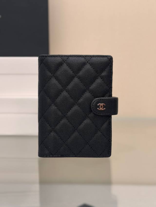 24Ss小爆款多功能护照夹～ 内里5个卡位1个护照位还有1个拉链口袋， 功能性Max ！又能当护照包又能当钱包卡包～日常Or出国都非常实用！超级美貌的护照夹男女