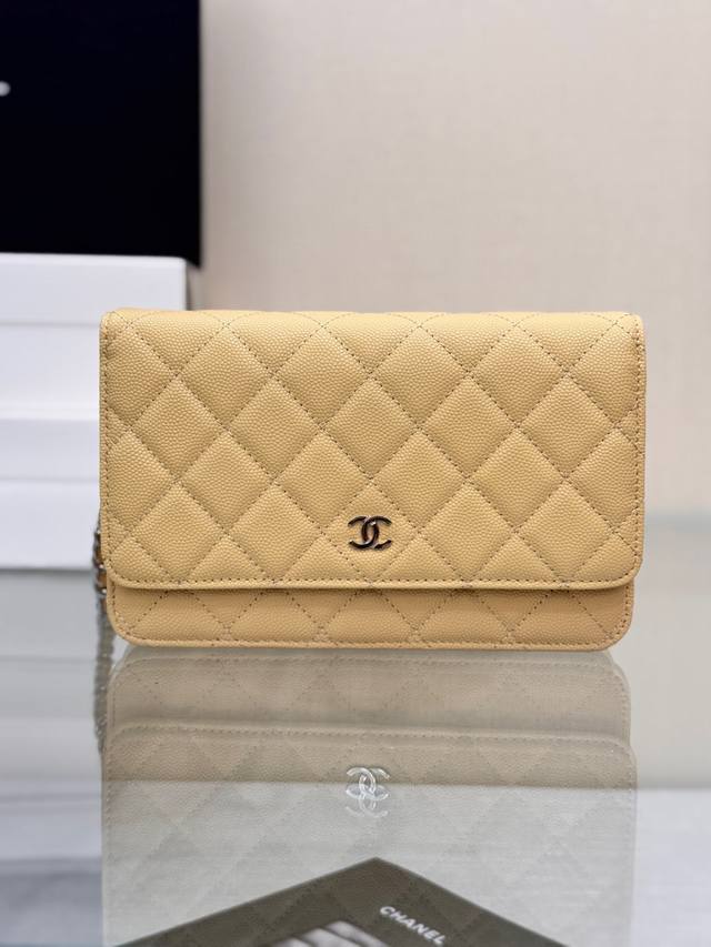 发财包 磁扣版 鱼子酱小牛皮、 经典菱格与皮穿金属链的经典设计 外观与之前的经典一样 按扣也变成了更加方便的磁铁吸扣 是超级赞的升级设计呢～ 尺寸：19Cm 型