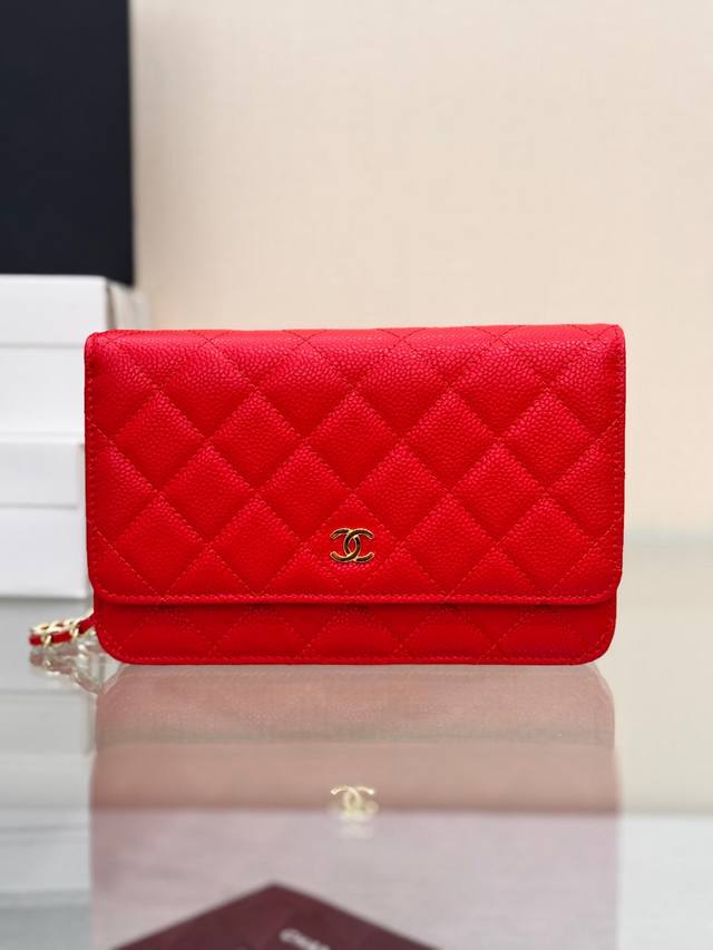 发财包 磁扣版 大球～牛皮 经典菱格与皮穿金属链的经典设计 外观与之前的经典一样 按扣也变成了更加方便的磁铁吸扣 是超级赞的升级设计呢～ 尺寸：19Cm 型号：