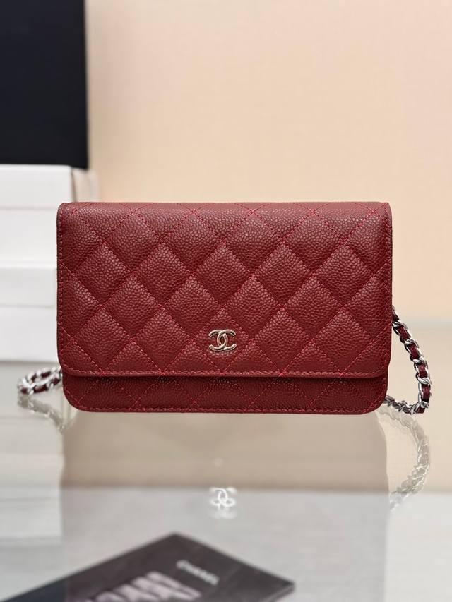 发财包 磁扣版 大球～牛皮 经典菱格与皮穿金属链的经典设计 外观与之前的经典一样 按扣也变成了更加方便的磁铁吸扣 是超级赞的升级设计呢～ 尺寸：19Cm 型号：