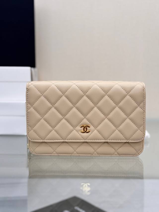 发财包 磁扣版 羊皮～小羊皮 经典菱格与皮穿金属链的经典设计 外观与之前的经典一样 按扣也变成了更加方便的磁铁吸扣 是超级赞的升级设计呢～ 尺寸：19Cm 型号