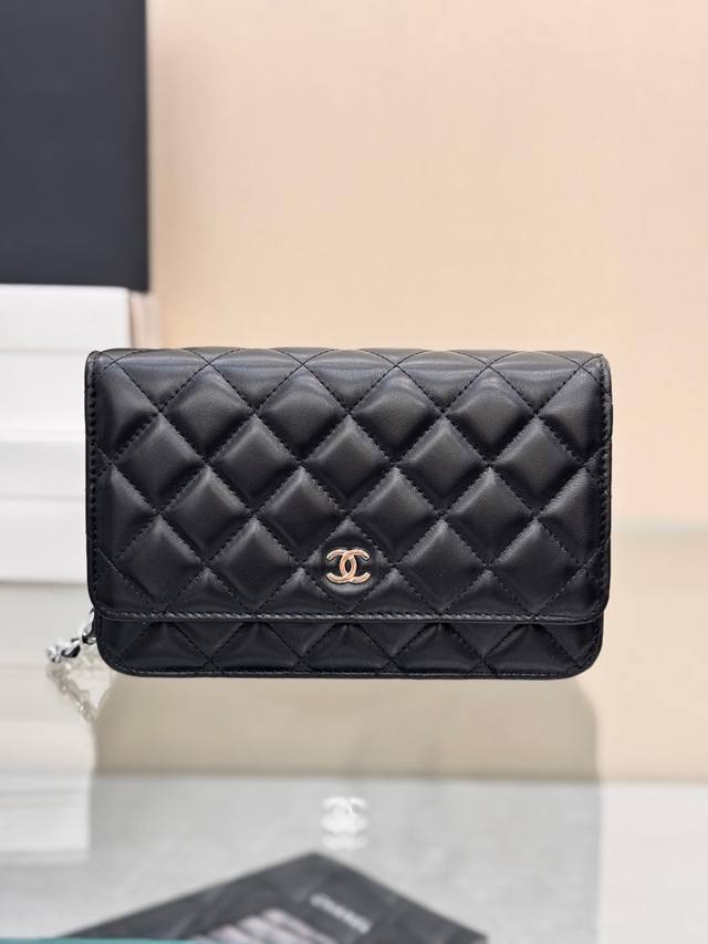 发财包 磁扣版 羊皮～小羊皮 经典菱格与皮穿金属链的经典设计 外观与之前的经典一样 按扣也变成了更加方便的磁铁吸扣 是超级赞的升级设计呢～ 尺寸：19Cm 型号