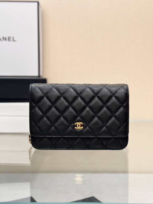 发财包 磁扣版 鱼子酱小牛皮、 经典菱格与皮穿金属链的经典设计 外观与之前的经典一样 按扣也变成了更加方便的磁铁吸扣 是超级赞的升级设计呢～ 尺寸：19Cm 型