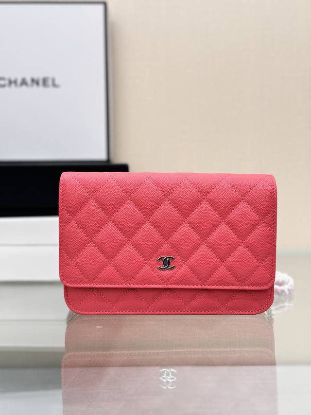 发财包 磁扣版 鱼子酱小牛皮、 经典菱格与皮穿金属链的经典设计 外观与之前的经典一样 按扣也变成了更加方便的磁铁吸扣 是超级赞的升级设计呢～ 尺寸：19Cm 型