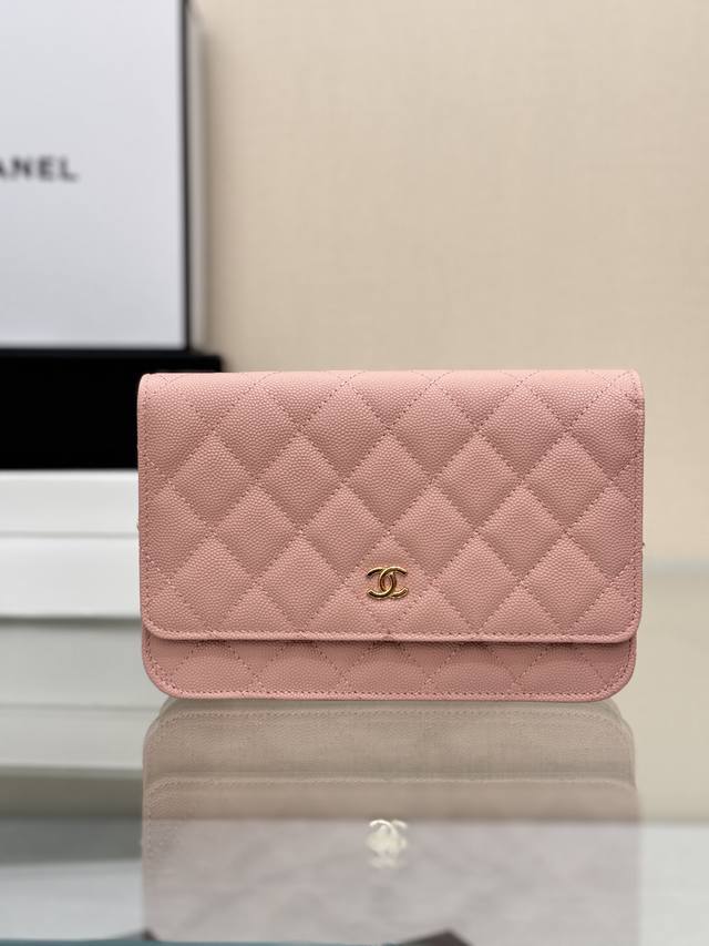 发财包 磁扣版 鱼子酱小牛皮、 经典菱格与皮穿金属链的经典设计 外观与之前的经典一样 按扣也变成了更加方便的磁铁吸扣 是超级赞的升级设计呢～ 尺寸：19Cm 型