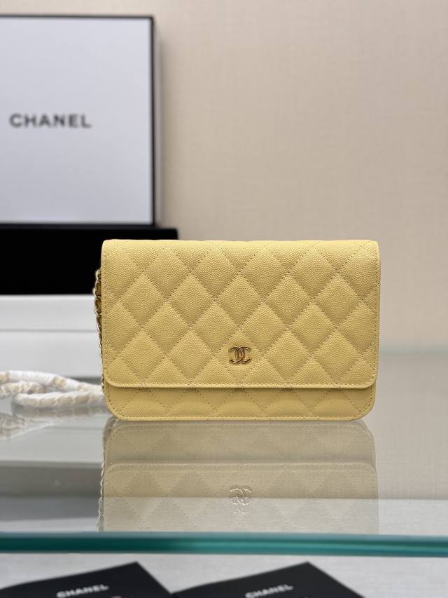 发财包 磁扣版 鱼子酱小牛皮、 经典菱格与皮穿金属链的经典设计 外观与之前的经典一样 按扣也变成了更加方便的磁铁吸扣 是超级赞的升级设计呢~ 尺寸:19Cm 型 发财包 磁扣版 鱼子酱小牛皮、 经典菱格与皮穿金属链的经典设计 外观与之前的经典一样 按扣也变成了更加方便的磁铁吸扣 是超级赞的升级设计呢~ 尺寸:19Cm 型