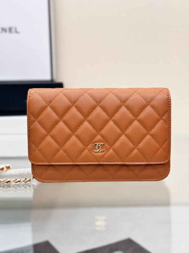 发财包 磁扣版 鱼子酱小牛皮、 经典菱格与皮穿金属链的经典设计 外观与之前的经典一样 按扣也变成了更加方便的磁铁吸扣 是超级赞的升级设计呢～ 尺寸：19Cm 型