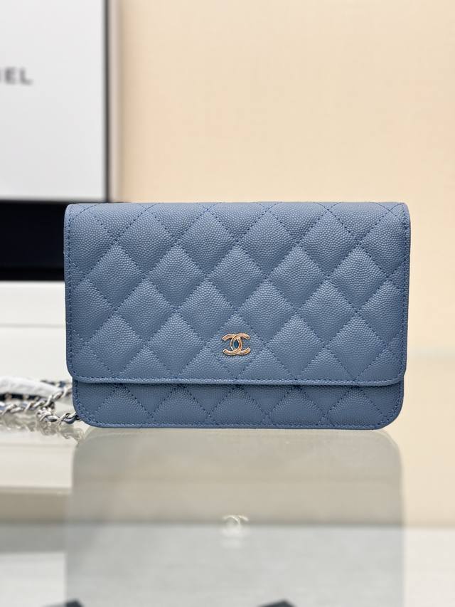 发财包 磁扣版 鱼子酱小牛皮、 经典菱格与皮穿金属链的经典设计 外观与之前的经典一样 按扣也变成了更加方便的磁铁吸扣 是超级赞的升级设计呢～ 尺寸：19Cm 型