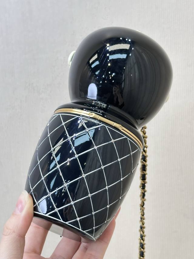 48624 通身的有着黑珐琅质地的亚克力材质；作为小香定制材质，它不仅有着较好的通透性、化学稳定性，外观更是如玉珠一般圆润光滑， 度平整、无气泡，更散发着高级光