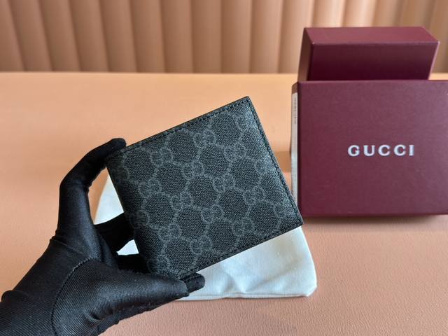 配置专柜全套包装 Gg Emblem系列以创意设计和创新功能焕新诠释经典双G图案,全新颗粒Pvc面料搭配原工厂小牛皮,时尚百搭!棕色,黑色 款号:821201 配置专柜全套包装 Gg Emblem系列以创意设计和创新功能焕新诠释经典双G图案,全新颗粒Pvc面料搭配原工厂小牛皮,时尚百搭!棕色,黑色 款号:821201