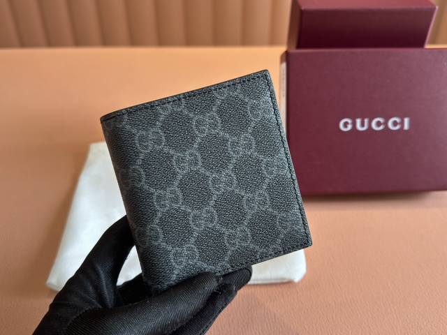 配置专柜全套包装 Gg Emblem系列以创意设计和创新功能焕新诠释经典双G图案，全新颗粒Pvc面料搭配原工厂小牛皮，时尚百搭！棕色，黑色 款号：821206