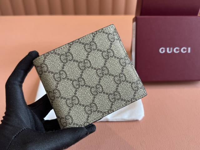 配置专柜全套包装 Gg Emblem系列以创意设计和创新功能焕新诠释经典双G图案，全新颗粒Pvc面料搭配原工厂小牛皮，时尚百搭！棕色，黑色 款号：821201