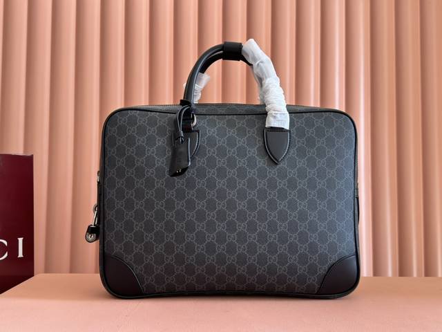 配置专柜礼品袋 全新Gg Emblem系列男士旅行单品焕新诠释品牌的隽永优雅风范和精湛工艺。这款公文包以全新黑色Gg字母图案涂层织物匠心打造，设有多个功能隔层和