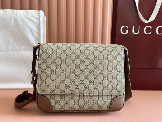 配置专柜全套包装 全新Gg Emblem系列男士旅行单品焕新诠释品牌的隽永优雅风范和精湛工艺。这款斜挎包以全新棕色Gg字母图案涂层织物匠心打造，搭配一个拉链内袋