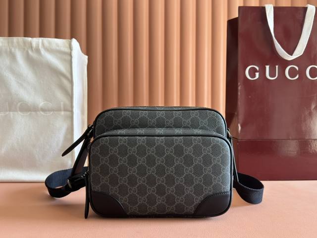 配置专柜全套包装 全新Gg Emblem系列男士旅行单品焕新诠释品牌的隽永优雅风范和精湛工艺。这款斜挎包以全新米色和黑色Gg字母图案涂层织物匠心打造，内设一个拉