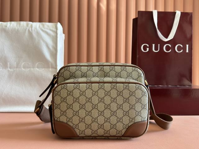 配置专柜全套包装 全新Gg Emblem系列男士旅行单品焕新诠释品牌的隽永优雅风范和精湛工艺。这款斜挎包以全新米色和黑色Gg字母图案涂层织物匠心打造,内设一个拉 配置专柜全套包装 全新Gg Emblem系列男士旅行单品焕新诠释品牌的隽永优雅风范和精湛工艺。这款斜挎包以全新米色和黑色Gg字母图案涂层织物匠心打造,内设一个拉