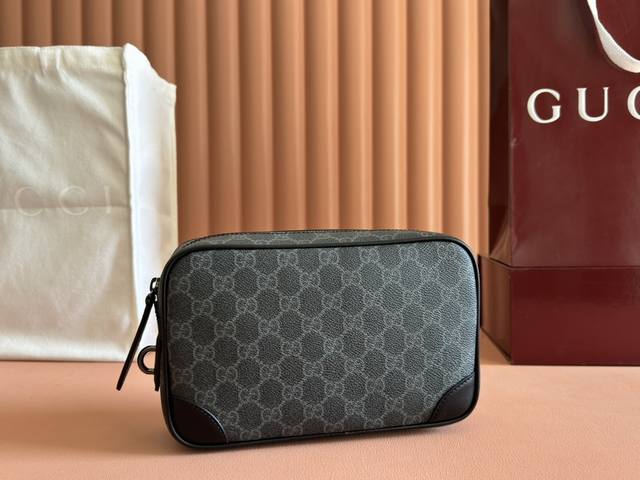 配置专柜全套包装 全新Gg Emblem系列焕新诠释品牌的隽永优雅风范和精湛工艺。这款洗漱包以全新棕色Gg字母图案涂层织物匠心打造，搭配开口袋，外部D形环可挂其