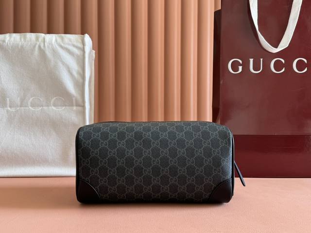 配置专柜全套包装 全新Gg Emblem系列焕新诠释品牌的隽永优雅风范和精湛工艺。这款洗漱包以全新米色和深棕色Gg字母图案涂层织物匠心打造，设有一个内袋和便携侧