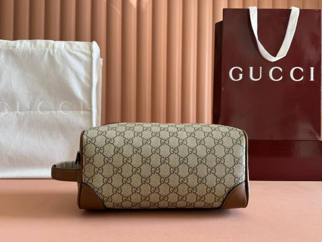 配置专柜全套包装 全新Gg Emblem系列焕新诠释品牌的隽永优雅风范和精湛工艺。这款洗漱包以全新米色和深棕色Gg字母图案涂层织物匠心打造，设有一个内袋和便携侧