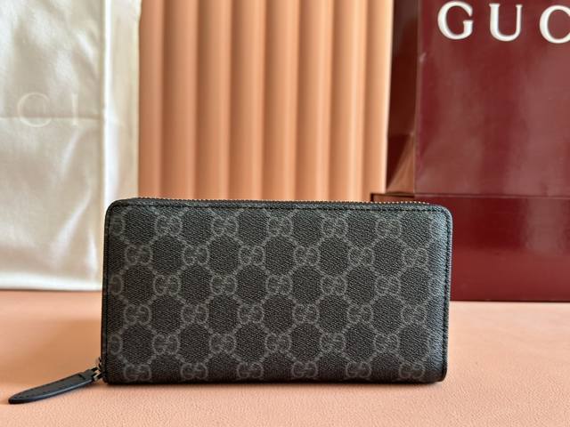配置专柜全套包装 Gg Emblem系列以创意设计和创新功能焕新诠释经典图案，匠心缔造未来数年的珍藏之选。这款全拉链钱包以黑色全新Gg字母交织图案织物匠心打造，