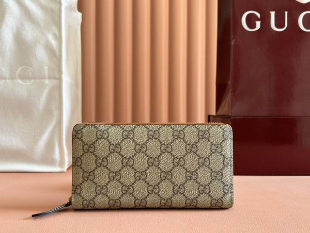 配置专柜全套包装 Gg Emblem系列以创意设计和创新功能焕新诠释经典图案，匠心缔造未来数年的珍藏之选。这款全拉链钱包以黑色全新Gg字母交织图案织物匠心打造，