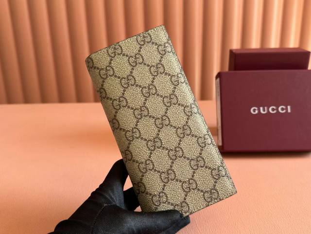 配置专柜全套包装 Gg Emblem系列以创意设计和创新功能焕新诠释经典图案，匠心缔造未来数年的珍藏之选。这款长款钱包以黑色全新Gg字母交织图案织物匠心打造，焕