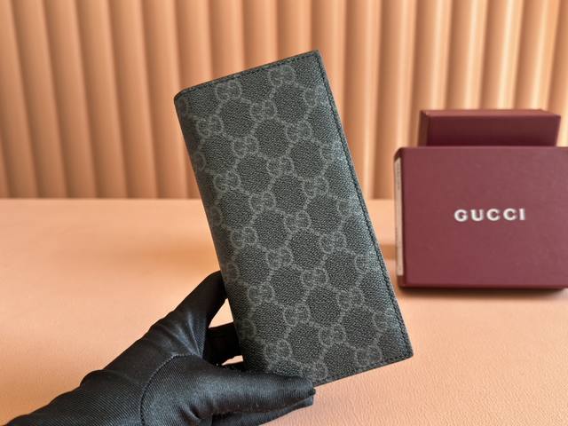 配置专柜全套包装 Gg Emblem系列以创意设计和创新功能焕新诠释经典图案，匠心缔造未来数年的珍藏之选。这款长款钱包以黑色全新Gg字母交织图案织物匠心打造，焕