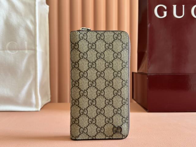 配置专柜全套 822051 新系列呈现纤薄且小巧的皮具作品，焕新融蕴多种色彩，Gg标识点缀充满对比美感的双色调设计。这款全拉链钱包以灰色和黑色Gg Suprem