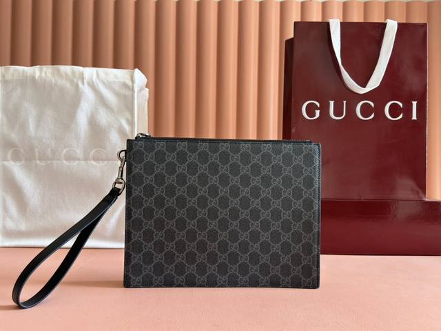 配置专柜全套包装 Gg Emblem系列以创意设计和创新功能焕新诠释经典图案，匠心缔造未来数年的珍藏之选。这款全拉链钱包以米色和深棕色全新Gg字母交织图案织物匠