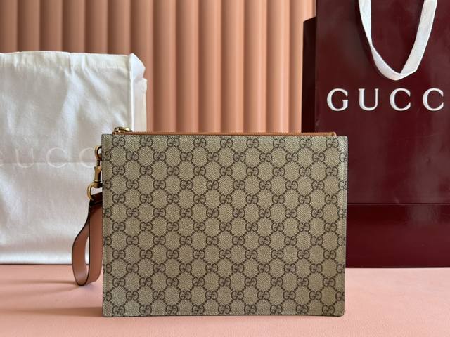 配置专柜全套包装 Gg Emblem系列以创意设计和创新功能焕新诠释经典图案，匠心缔造未来数年的珍藏之选。这款全拉链钱包以米色和深棕色全新Gg字母交织图案织物匠