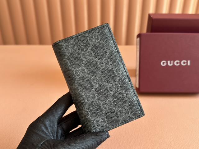 配置专柜全套包装 Gg Emblem系列以创意设计和创新功能焕新诠释经典图案，匠心缔造未来数年的珍藏之选。这款双折钱包以黑色全新Gg字母交织图案织物匠心打造，焕