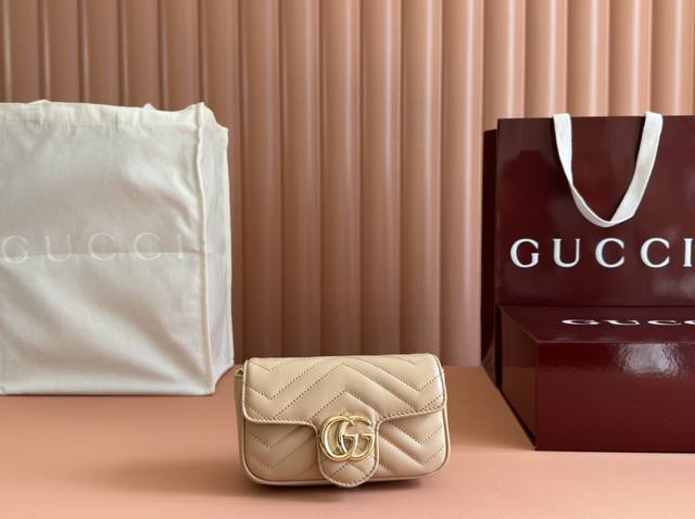 原厂皮配置专柜全套包装 Gg Marmont系列超迷你手袋 这款Gg Marmont系列超迷你手袋甄选绗缝V型皮革匠心制作，并以精致浅粉色调唯美呈现，为2025