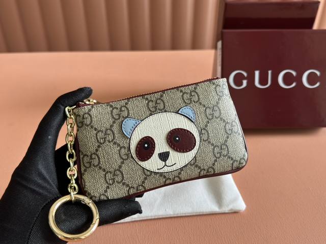 配全套原厂绿盒包装 饰熊猫细节Gg迷你钱包，猫咪、小狗和熊猫等可爱俏皮的动物们齐聚一堂，为多款以全新Gg字母图案涂层织物打造的小件配饰添上点睛之笔。这些趣致图案