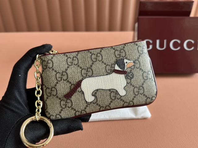 配全套原厂绿盒包装 饰熊猫细节Gg迷你钱包，猫咪、小狗和熊猫等可爱俏皮的动物们齐聚一堂，为多款以全新Gg字母图案涂层织物打造的小件配饰添上点睛之笔。这些趣致图案