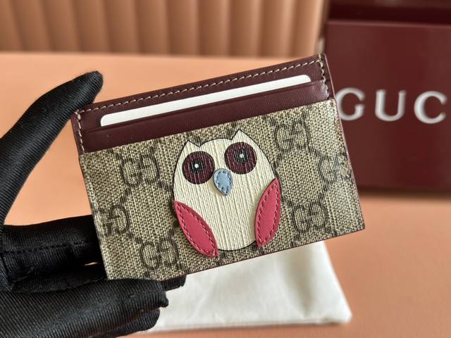 配全套专柜包装 Gg饰熊猫细节双色Gg卡包 款号818769 Faeeo 8575 猫咪、小狗和熊猫等可爱俏皮的动物们齐聚一堂，为多款以全新Gg字母图案涂层织物