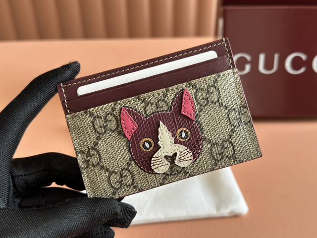 配全套专柜包装 Gg饰熊猫细节双色Gg卡包 款号818769 Faeeo 8575 猫咪、小狗和熊猫等可爱俏皮的动物们齐聚一堂，为多款以全新Gg字母图案涂层织物