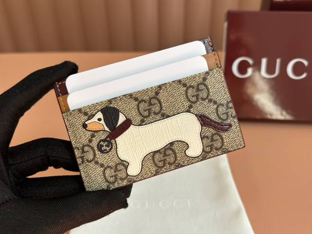 配全套专柜包装 Gg饰熊猫细节双色Gg卡包 款号818769 Faeeo 8575 猫咪、小狗和熊猫等可爱俏皮的动物们齐聚一堂，为多款以全新Gg字母图案涂层织物