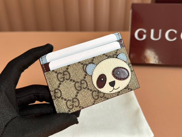 配全套专柜包装 Gg饰熊猫细节双色Gg卡包 款号818769 Faeeo 8575 猫咪、小狗和熊猫等可爱俏皮的动物们齐聚一堂,为多款以全新Gg字母图案涂层织物 配全套专柜包装 Gg饰熊猫细节双色Gg卡包 款号818769 Faeeo 8575 猫咪、小狗和熊猫等可爱俏皮的动物们齐聚一堂,为多款以全新Gg字母图案涂层织物