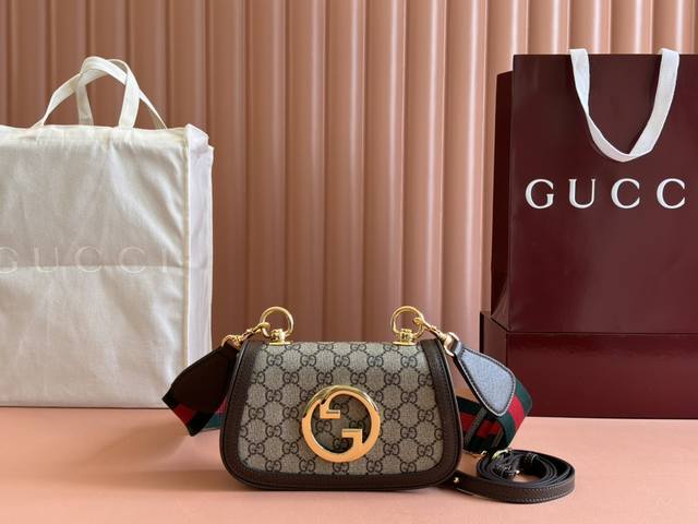 原厂皮配专柜全套包装 Gg古驰爱的进行曲 全新时装系列精选品牌典藏元素，以几何造型焕新演绎互扣式双G标识，呈现多款别致单品。金色调配件为这款单品增添一抹典雅的复