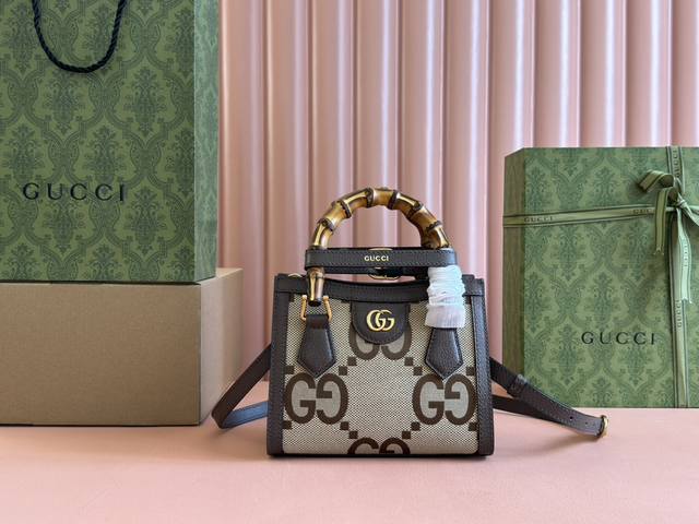 意大利原厂皮配 Cdfmall专柜全套包装 原厂皮竹节小号手提包 古驰Aria-时尚咏叹调 系列运用现代手法焕新演绎经典元素。竹节是古驰的经典元素之一，自上世纪