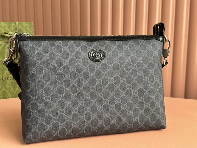 配置专柜包装 饰互扣式双G大号Gg斜挎包792084 92Thn 自20世纪60年代问世至今，Gg Supreme帆布不断发展演进，为品牌各个系列添姿加彩。这款
