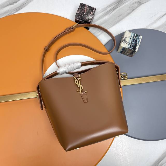 Le 37水桶包小号_ 超好看水桶包 带手提_全新包型，采用意大利小牛皮，包身轮廓简洁、立体，看上去硬挺又不会太凌厉，底部带有个金属脚钉，搭配经典标志性金属Lo