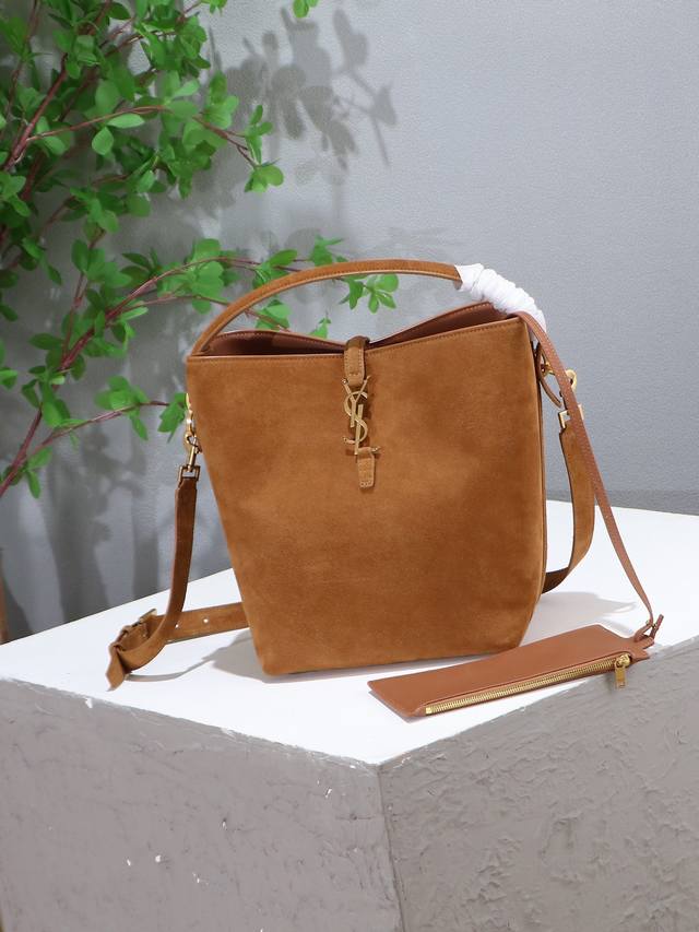 麂皮款 磨砂皮 Le 5A7系列之新款超好看水桶包 带手提_全新包型,采用意大利的麂皮和牛皮,包身轮廓简洁、立体,看上去硬挺又不会太凌厉,底部带有个金属脚钉,搭 麂皮款 磨砂皮 Le 5A7系列之新款超好看水桶包 带手提_全新包型,采用意大利的麂皮和牛皮,包身轮廓简洁、立体,看上去硬挺又不会太凌厉,底部带有个金属脚钉,搭