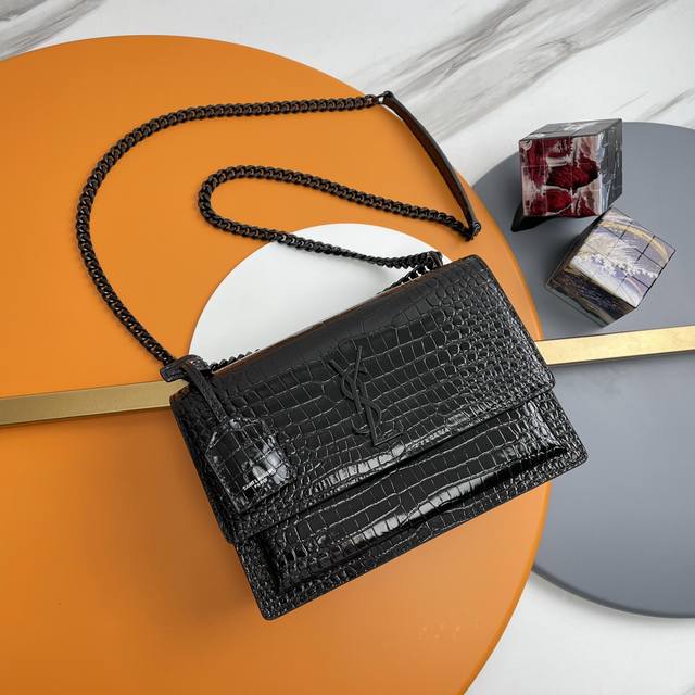 黑色黑扣# 无敌经典款鳄鱼纹Sunset日落包！出了这么长时间热度依然不减，可见它受人喜欢的程度非同一般！高品质意大利进口牛皮，Zp开模五金，追求每一个每一个细