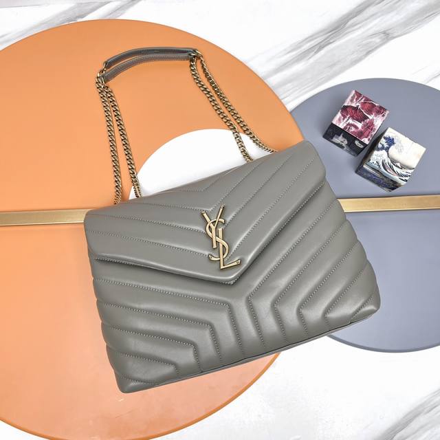 原单 P ..挡不住的诱惑，Loulou Y形挎包 风靡全球的Loulou包，咱家开发原厂皮版本了，果然原厂皮就是原厂皮，正品的灵魂马上到位！相信收到包包的你会