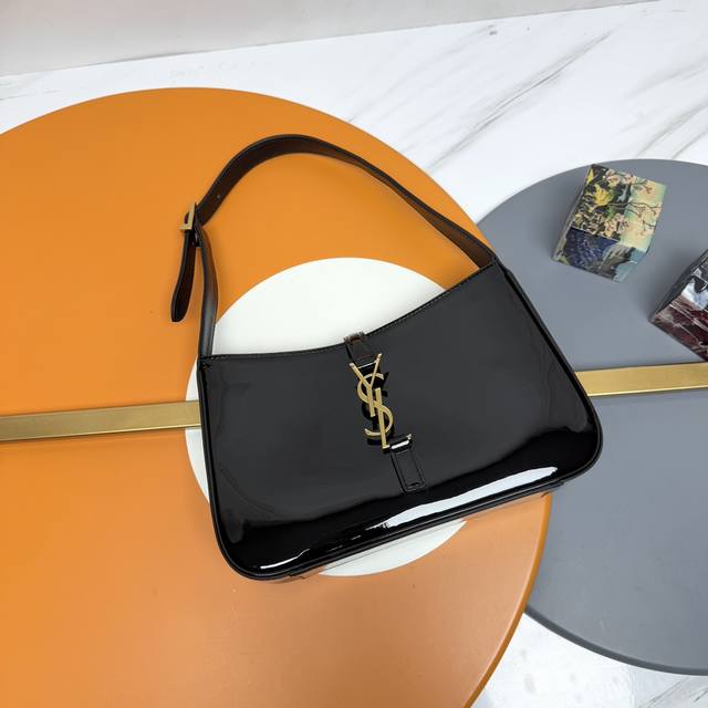 今年火到爆炸的腋下包Y家虽迟但到 当时一看到，就觉得这个名字好特别，灵感来源于小众电影CléO From 5 To 7 ，讲述的是下班后和回到家之间的5-7点，