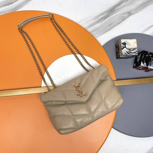 杏色金扣 双链条 Loulou Puffer Mini_迷你号双链条包来袭！整包采用柔软的意大利小羊皮制作，搭配Y家斜条纹绗缝工艺，拥有柔和质地的前翻盖袋，搭配