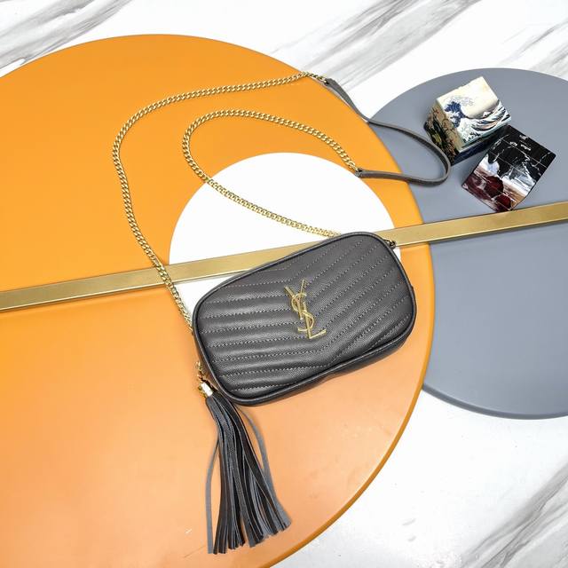 灰色 金扣+鱼子酱Lou Mini Bag顶级进口牛皮相机包，香港购入Zp开模打版，做到一模一样！非常精致！搭配时尚流苏挂饰！里外全皮，包内有卡槽位！非常实用大