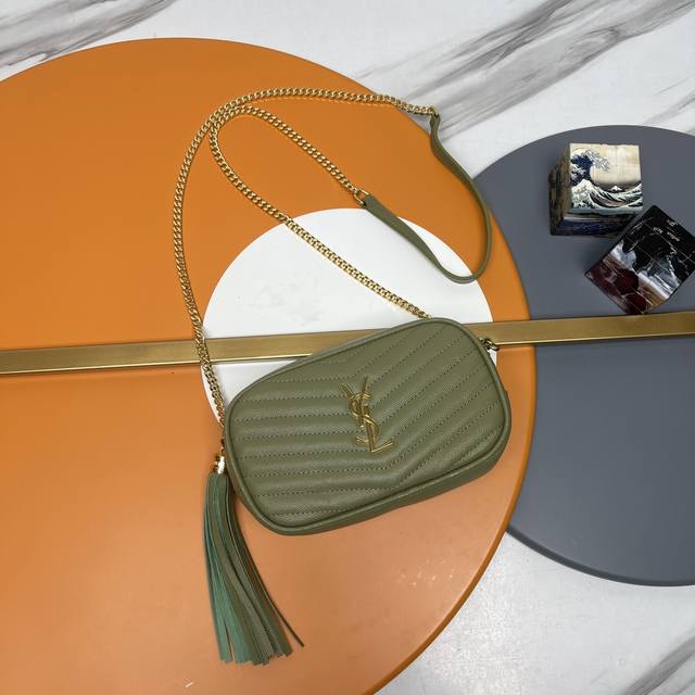 抹茶绿 金扣+鱼子酱Lou Mini Bag顶级进口牛皮相机包，香港购入Zp开模打版，做到一模一样！非常精致！搭配时尚流苏挂饰！里外全皮，包内有卡槽位！非常实用