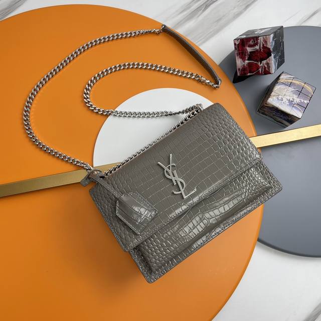 灰色银扣# 无敌经典款鳄鱼纹Sunset日落包！出了这么长时间热度依然不减，可见它受人喜欢的程度非同一般！高品质意大利进口牛皮，Zp开模五金，追求每一个每一个细